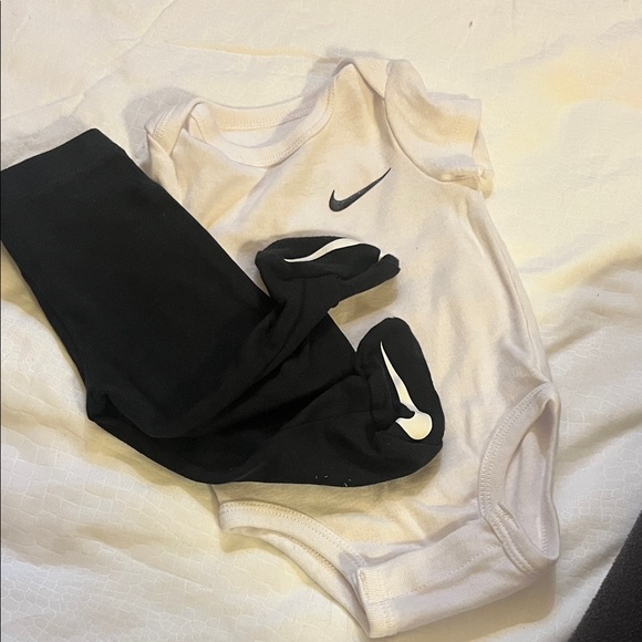 Nike Infant Set - White and Black - Picture 7 of 7